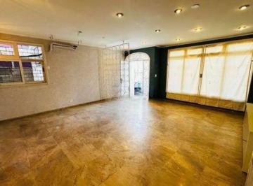 Casa · 200m² · 4 Quartos · 3 Vagas · Sobrado em Gonzaga, Santos/SP de 200m² 4 quartos para locação R$ 15.000,00/mes
