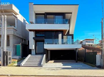 Casa · 330m² · 4 Quartos · Casa à venda - em Urbanova