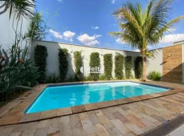 Casa · 350m² · 3 Quartos · 3 Vagas · Casa residencial de 3 quartos sendo 1 suíte disponível no bairro Cidade Jardim em Uberlândia - MG.