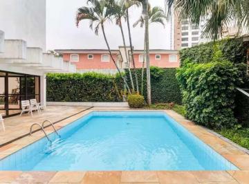 Casa · 230m² · 3 Quartos · 2 Vagas · Casa triplex de 230m², poucos metros da praia Enseada