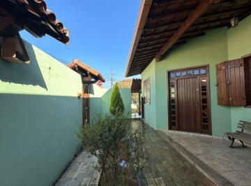 Casa · 164m² · 3 Quartos · 4 Vagas · Charmosa casa colonial à venda no bairro Bom Retiro, em Betim.