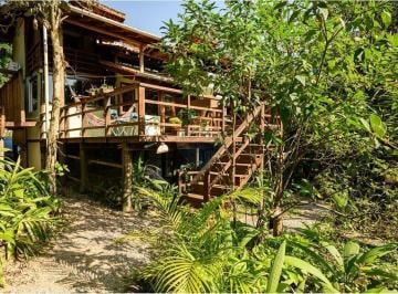 Casa · 165m² · 3 Quartos · Refúgio Rústico em Ilhabela.