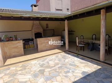 Casa · 514m² · 4 Quartos · 4 Vagas · Casa residencial de 4 quartos sendo 1 suíte disponível para venda no bairro Tabajaras em Uberlândia 