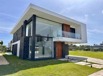 Fachada | Arquitetura Conteporânea · Casa de Alto Padrão com 5 Suítes à Venda no Condomínio Ilhas Park - Xangri-lá