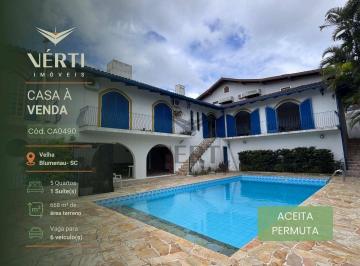 f63a71261f8cc58c19b5e7fe2080d88e00ee5c9e · ENCANTADORA CASA ESTILO AÇORIANO PORTUGUÊS EM CONDOMÍNIO FECHADO, NO CORAÇÃO DE BLUMENAU!