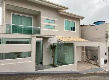 424145_itSlX_42414564b6c67db9f3e.jpg · Ampla casa de alto padrão com piscina aquecida e dois pavimentos, localizada no bairro Coloninha/Can