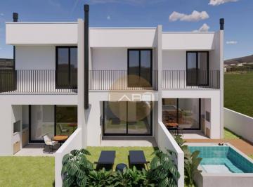 4d9d3c8f8018074077c3e3b5fe7a50c5abe7e18a · Casa geminada 3 dormitórios sendo 1 suíte.