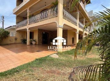 Fachada da Casa · QE 19, Guará II - Esquina, com Três Pavimentos, Cinco Quartos, Duas Suítes com Armários