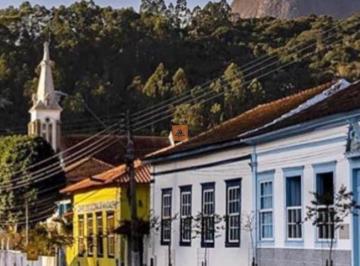 Foto 01 · Luxuosa mansão de 6 quartos no Centro de Santa Maria Madalena-RJ: 4 suítes, 1 sala, 1 banheiro, 5 va