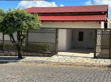 Foto 01 · Casa à venda no Centro de Piracanjuba-GO: 3 quartos, 1 suíte, 1 sala, 3 banheiros, 2 vagas de garage