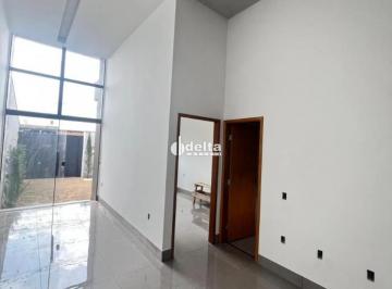Casa · 125m² · 2 Quartos · 2 Vagas · Casa residencial com 2 quartos sendo 1 suíte no bairro Jardim Patrícia em Uberlândia - MG.