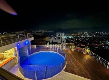 Piscina com  vista  de toda toda piratininga praia e lagoa. · Casa Alto Padrão em Piratininga com 4 Suítes e Vista para o Mar