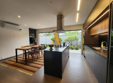 Casa · 318m² · 4 Quartos · 4 Vagas · Venda de Casa em Condomínio com 4 quarto(s), 4 suíte(s), 318 m², por R$ 4.5 milhões, no condomínio S