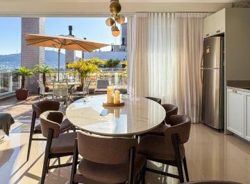 Apartamento · 223m² · 3 Quartos · 2 Vagas · Cobertura com vista panorâmica no Itacorubi