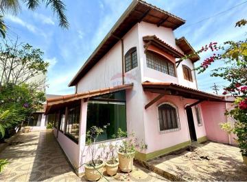 Casa · 212m² · 6 Quartos · 5 Vagas · Sobrado dos Sonhos: Conforto e Espaço à Venda!