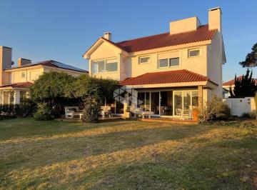715265_i7517t_71526568e6a797a62a4.jpg · Residência Exclusiva com Vista para o Lago e Campo de Golfe - Alto Padrão e Sofisticação em Cada Det