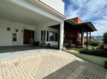 Casa · 127m² · 2 Vagas · Casa de Alto Padrão no Coração de Guabiruba!