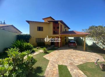 Casa · 1000m² · 3 Quartos · 2 Vagas · Casa com 3 suítes disponível para locação e venda no bairro Cidade Jardim em Uberlândia - MG.