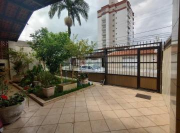 Casa · 206m² · 3 Quartos · 2 Vagas · Casa com recuo frontal e lateral à venda no bairro Maracanã, a apenas 150 metros da praia.