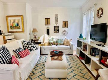 Casa · 147m² · 4 Quartos · 3 Vagas · Casa pé na areia disponível para venda em Juquehy.