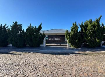 Casa · 600m² · 5 Quartos · 2 Vagas · Casa com 02 terrenos a uma quadra da praia.