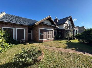 Casa · 439m² · 4 Quartos · 3 Vagas · Residência de alto padrão com vista para praia e 04 terrenos.