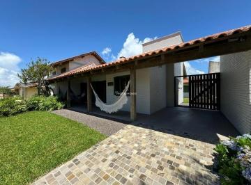 Casa · 170m² · 4 Quartos · 2 Vagas · Casa a 50 metros da praia, ótima localização