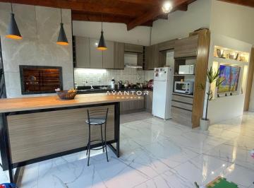 Casa · 72m² · 2 Quartos · 2 Vagas · Casa com 2 dormitórios, churrasqueira e garagem para 2 carros, no bairro Campest