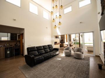 Casa · 325m² · 3 Quartos · 2 Vagas · Ampla casa com exclusividade em cada detalhe