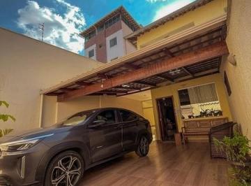 Casa · 180m² · 2 Quartos · 3 Vagas · Belíssima Casa Geminada no Bairro Cabral | 250m² Construídos | Lote 180m²