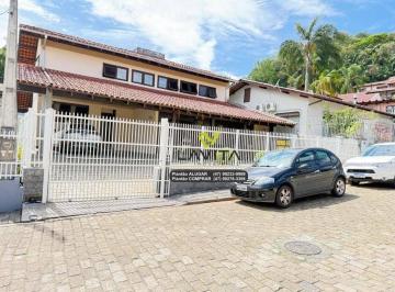 754216564893ea9c475fded6a94e2b21e959d89c · Ampla residência com 260m2 em terreno de 630m2 próxima à Vila Germânica por apenas R$ 1.300.000,00