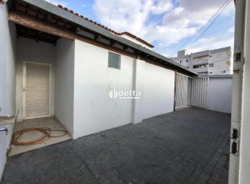 Comercial · 237m² · 1 Vaga · Casa comercial com recepção disponível para locação e venda no bairro Roosevelt em Uberlândia - MG.