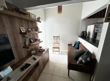 Casa · 150m² · 3 Quartos · 2 Vagas · Casa com 3 quartos disponível para venda no bairro Novo Mundo em Uberlândia-MG