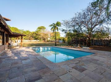 Casa · 650m² · 6 Quartos · 4 Vagas · Entre a varanda e a casa na árvore, o tempo ainda sabe brincar.