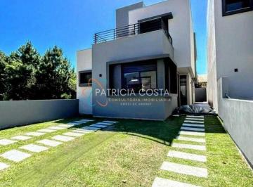 Casa · 151m² · 3 Quartos · 1 Vaga · Sobrado à Venda em Jardim Panoramico, Garopaba/SC