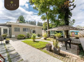 Casa · 277m² · 5 Quartos · 6 Vagas · Casa Térrea com 04 dormitórios e Jardim Encantador, no Vista Alegre, recém reformada!