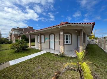 Casa · 170m² · 2 Quartos · 2 Vagas · Casa com 02 terrenos próxima ao mar.