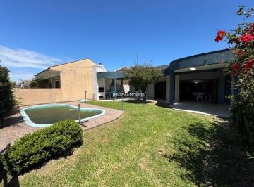 Casa · 122m² · 3 Quartos · 1 Vaga · Casa com piscina em Atlântida Sul.