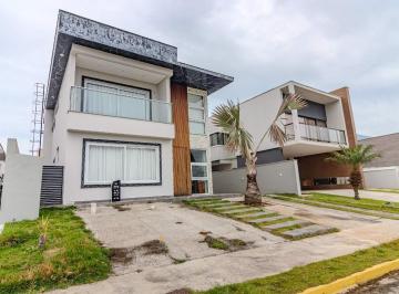 Casa · 620m² · 3 Quartos · 5 Vagas · Casa à venda dentro de um condomínio fechado na cidade de Camboriú.