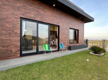 Casa · 155m² · 3 Quartos · 2 Vagas · Casa pé na areia