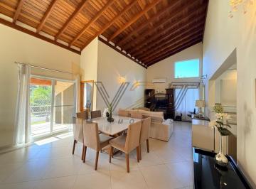 Sala de jantar integrada com estar · Casa semi térrea à venda no Condomínio Vila Hípica I na Cidade de Vinhedo/SP.