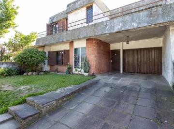 Casa · 216m² · 4 Quartos · Excelente localização