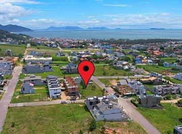 Terreno · Terreno com 361,56 m2 em loteamento a poucos metros do centro e próximo do mar!