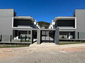 Casa · 95m² · 2 Quartos · 1 Vaga · Lindo sobrado com 2 suítes no centro de Garopaba!