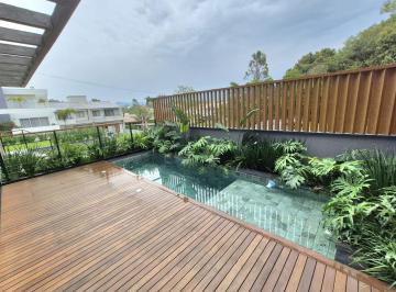 Casa · 202m² · 3 Quartos · 2 Vagas · Linda casa a venda no centro de Garopaba com 3 suítes!