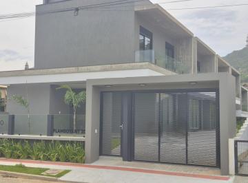 Casa · 105m² · 2 Quartos · 1 Vaga · Sobrado a 200 metros do mar na praia de Morrinhos em Garopaba!