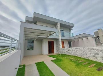 Casa · 151m² · 3 Quartos · 2 Vagas · Sobrado mobiliado no bairro Ferraz com 3 suítes a poucos metros do centro de Garopaba e do mar!