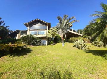 Casa · 250m² · 3 Quartos · 2 Vagas · Magnífica Casa Alto Padrão no centro de Garopaba ( acesso da Praia da Silveira)!