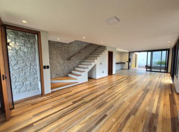 Casa · 149m² · 3 Quartos · 2 Vagas · Sobrado a venda com 3 suítes e piscina no centro de Garopaba!