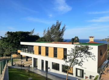 Casa · 390m² · 4 Quartos · 4 Vagas · Casa a venda na praia de Garopaba em condomínio! Casa com 4 suítes, 390 m2 de área privativa e visua